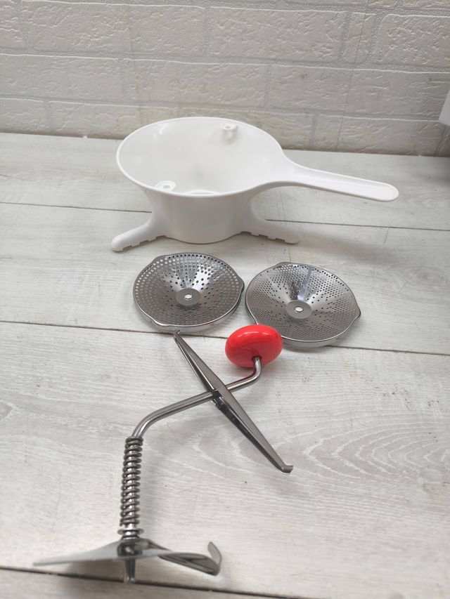 Passador manual de plástico e aço inoxidável, formato compacto