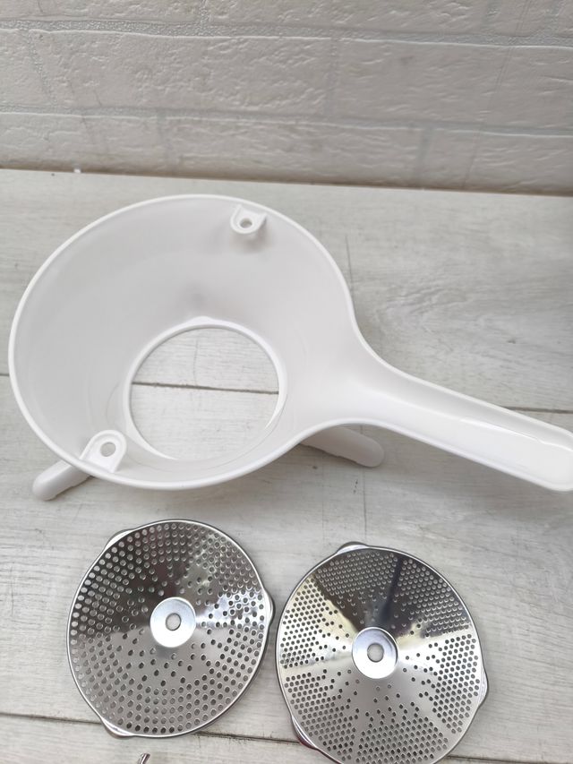 Passador manual de plástico e aço inoxidável, formato compacto