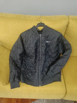 Chaqueta Bomber Nike Mujer Negra reversible.