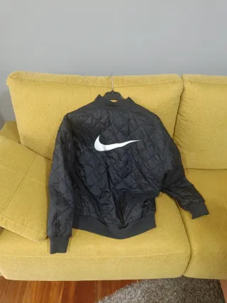 Chaqueta Bomber Nike Mujer Negra reversible.