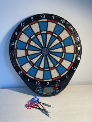 Diana electrónica con dardos