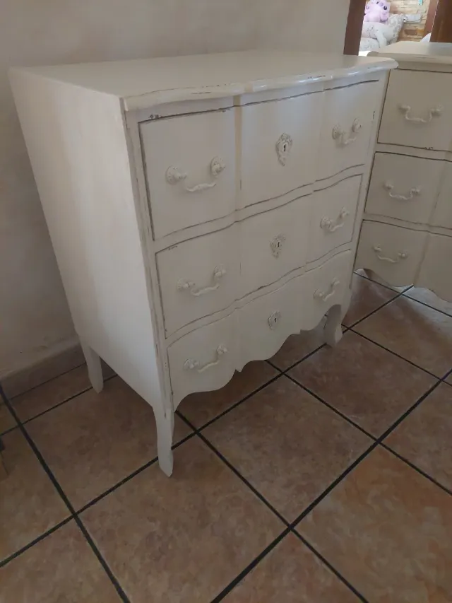 Cómoda rústica de madera blanca