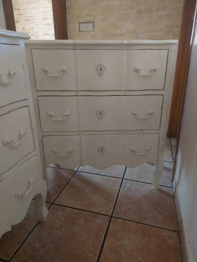 Cómoda rústica de madera blanca