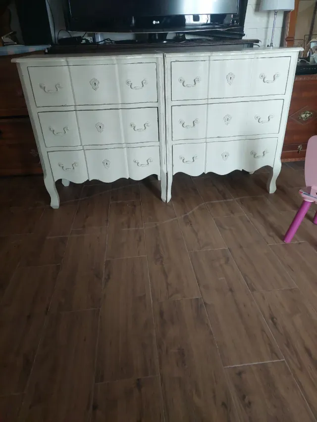 Cómoda rústica de madera blanca