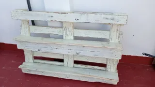 Palet pintado con 2 estantes