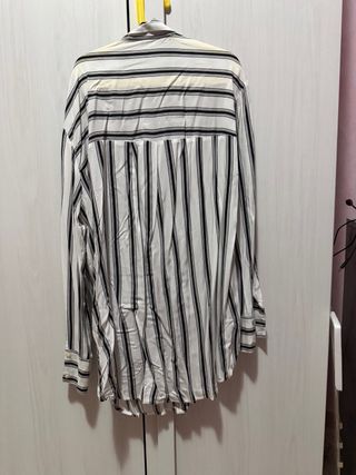 Camicia a righe bianche e nere