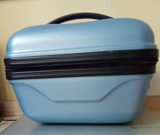 Neceser rígido de viaje portátil con cremallera.