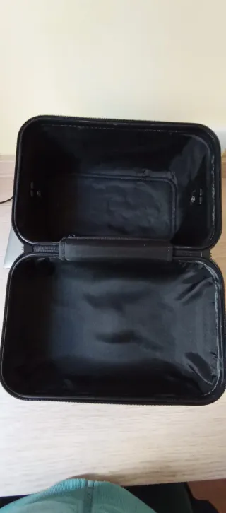 Neceser rígido de viaje portátil con cremallera.