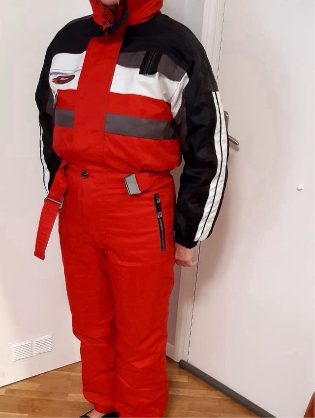 Buzo de esquí rojo y negro