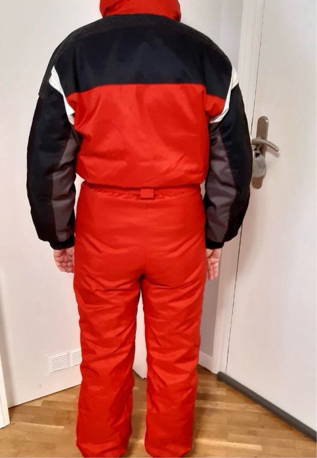 Buzo de esquí rojo y negro