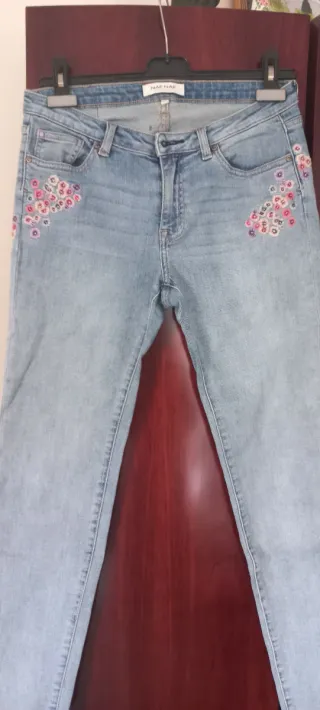 Jeans Naf Naf bordados florales