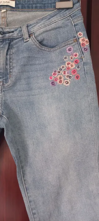Jeans Naf Naf bordados florales