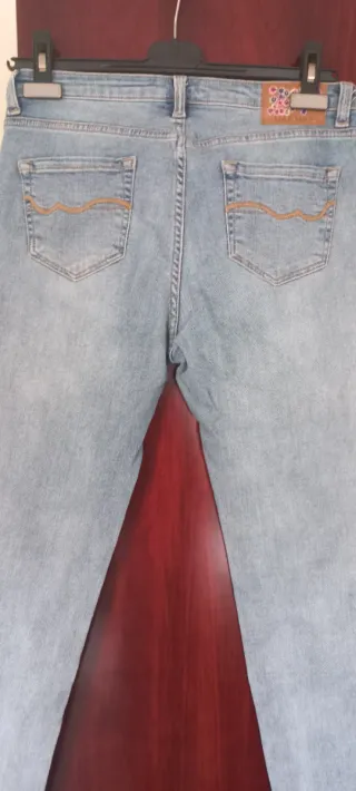 Jeans Naf Naf bordados florales