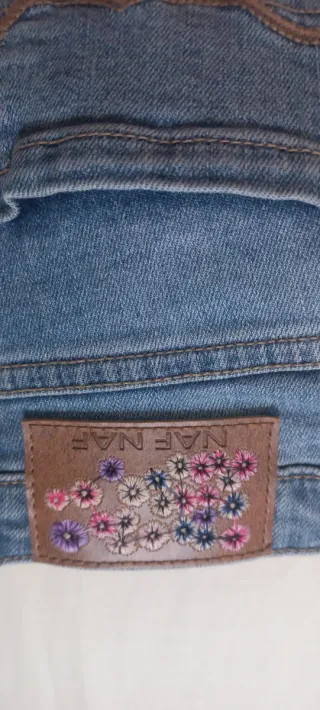 Jeans Naf Naf bordados florales