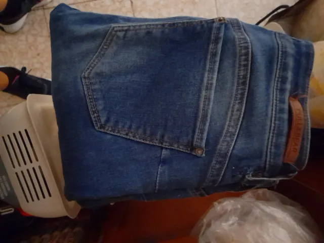 Lote de 4 vaqueros de marcas diferentes