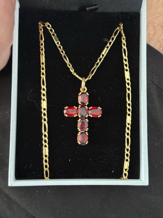 Cadena y dije cruz 18k con piedras rojas 16gr