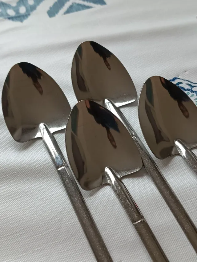 2/4 cucharas medianas palas de tierra