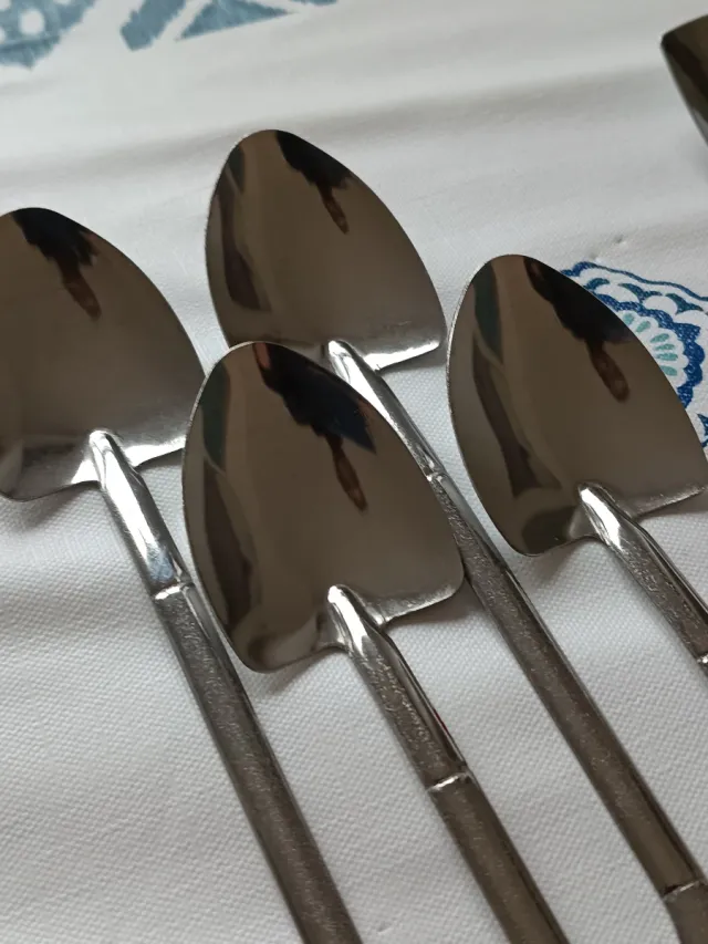 2/4 cucharas medianas palas de tierra