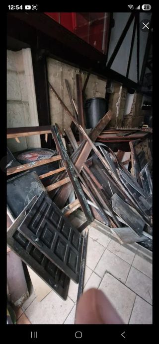 Puerta de madera oscura con diseño v