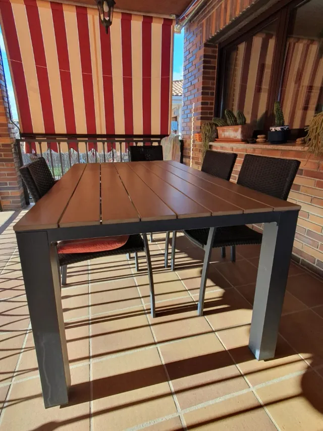 Mesa y sillas de exterior madera y metal