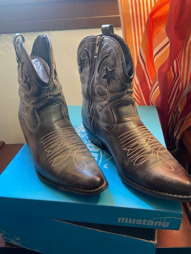 Botas Mustang, diferentes modelos.