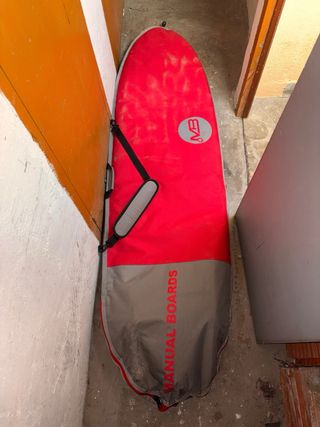 Tabla de surf azul con funda