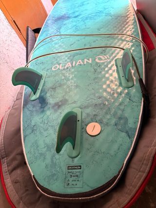 Tabla de surf azul con funda