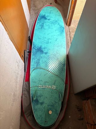 Tabla de surf azul con funda