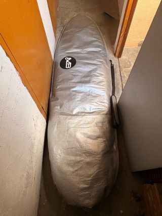 Tabla de surf azul con funda