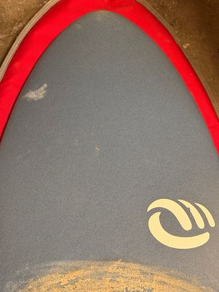 Tabla de surf azul con funda