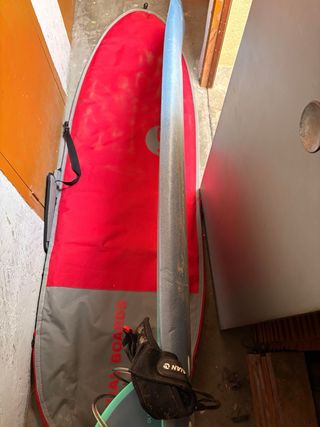 Tabla de surf azul con funda