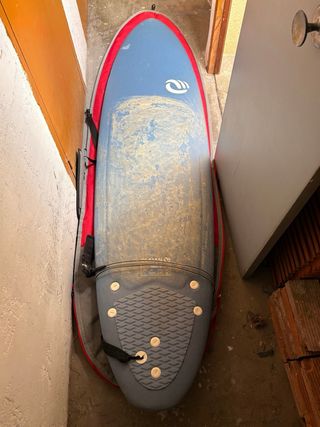 Tabla de surf azul con funda