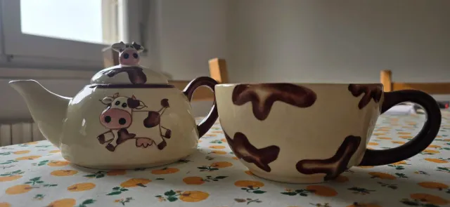 Teiera con tazza in ceramica a tema mucca