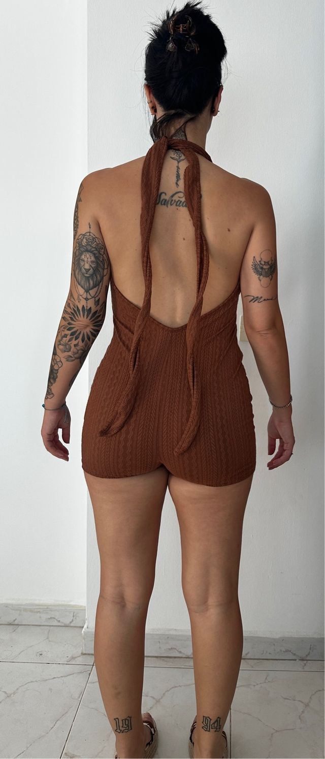 Mono multiposición corto halter marrón