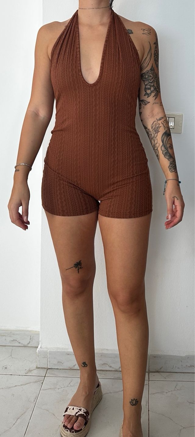 Mono multiposición corto halter marrón