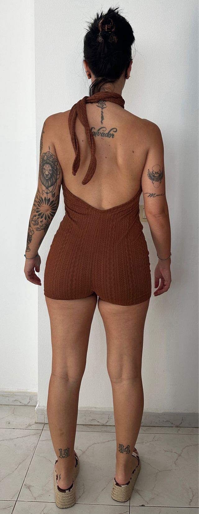 Mono multiposición corto halter marrón