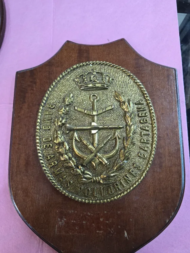 Escudo militar antiguo de latón