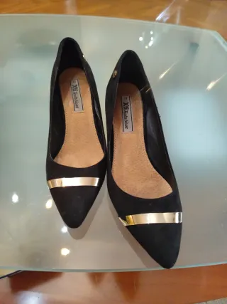 Zapatos tacón bajo Xti negros y dorados