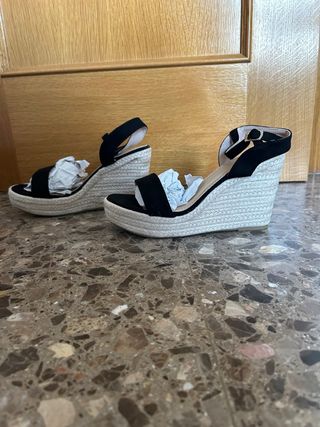 Tacones negros de cuña