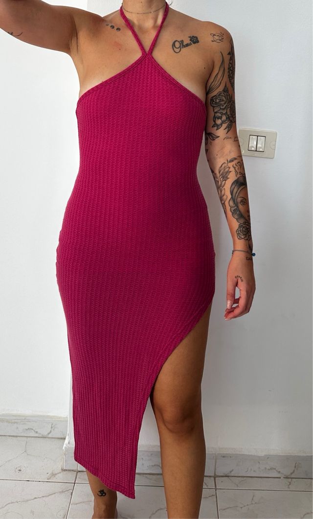 Vestido de verano fucsia.