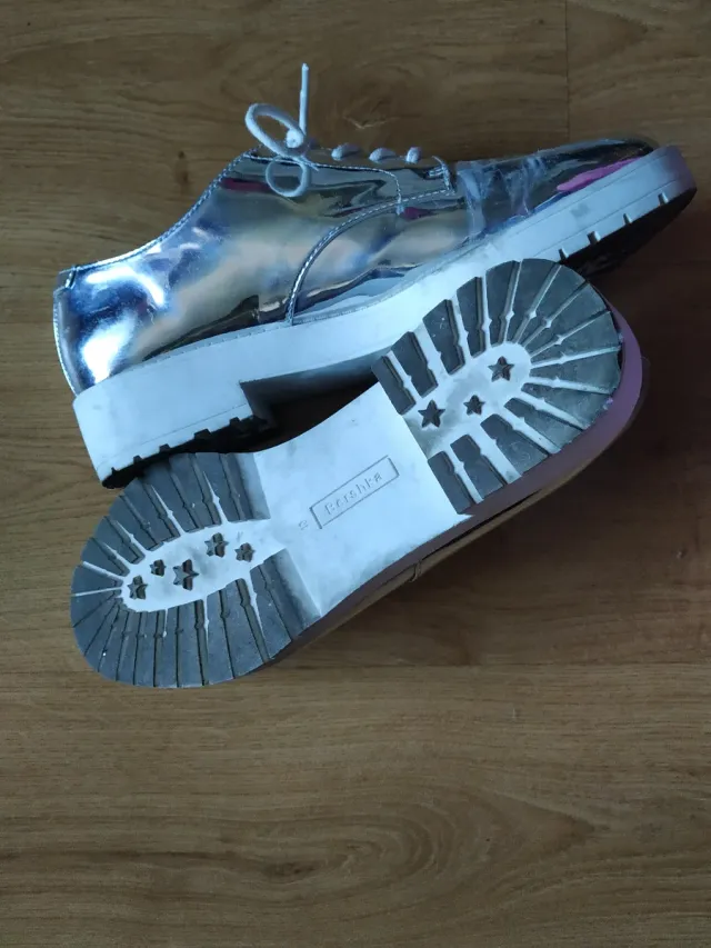 Zapatos Bershka plateados talla 40