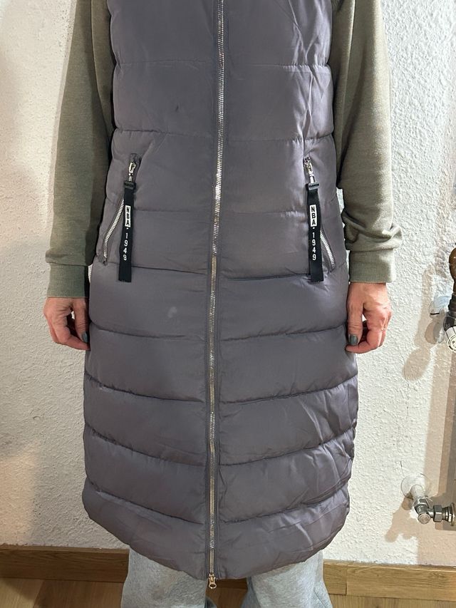 Chaleco largo acolchado con capucha