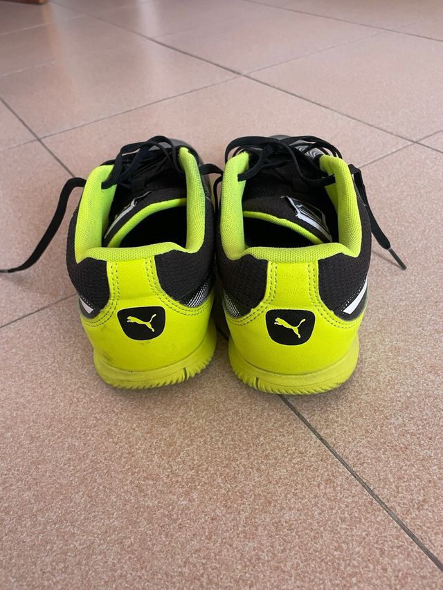 Zapatillas Puma Negras y Neón