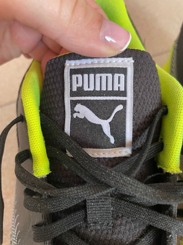 Zapatillas Puma Negras y Neón