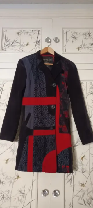 Abrigo Desigual Patchwork Negro y Rojo