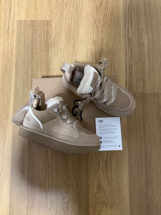 UGG Lowmel Sand Beige/Marrón talla 37
