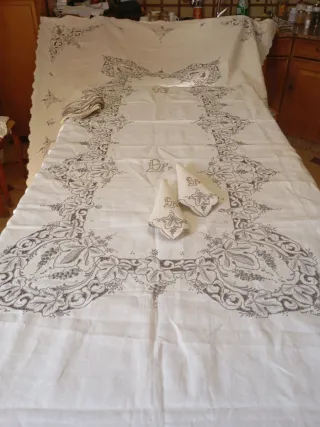 Mantelería antigua lino bordada a mano mide 3,10