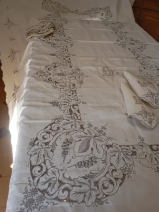 Mantelería antigua lino bordada a mano mide 3,10