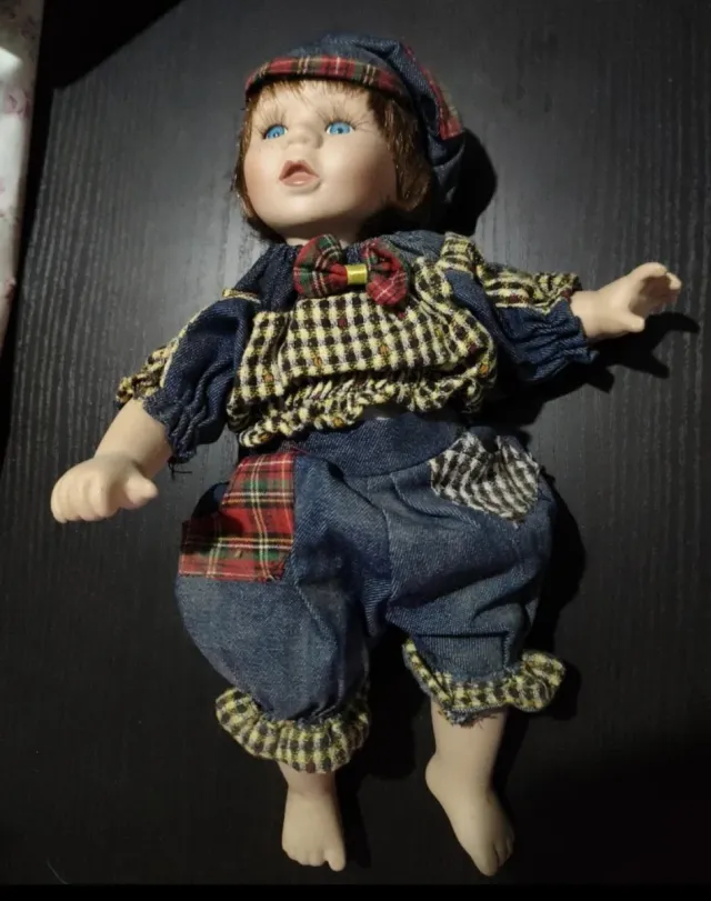 Bambolotto in ceramica con vestiti a quadri