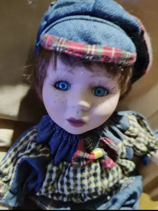 Bambolotto in ceramica con vestiti a quadri